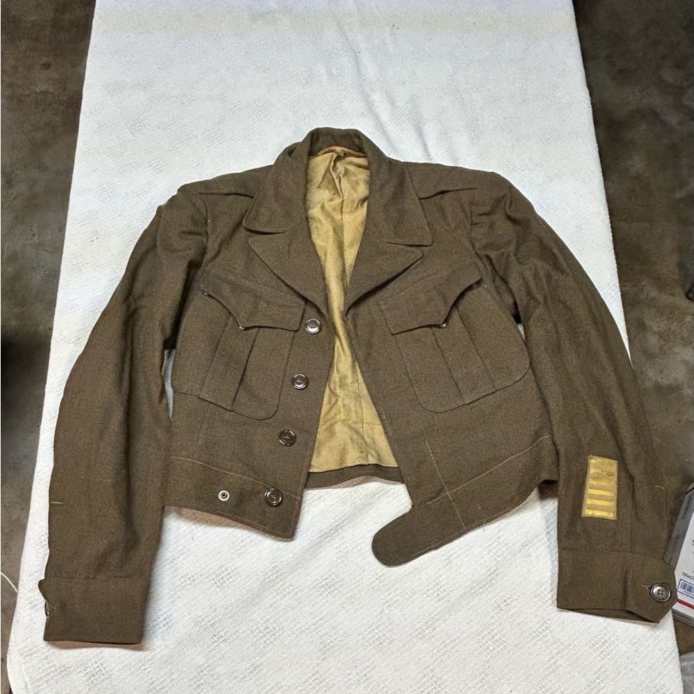 vintage WWII United States Army olive drab wool field jacket (Ike Jacket) 34R